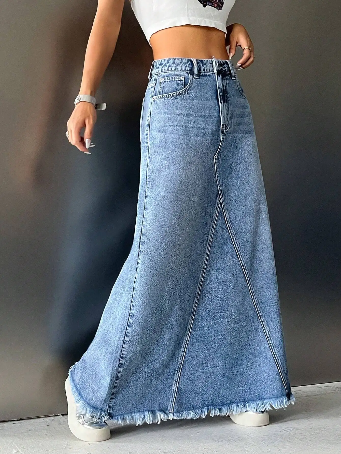 تنورة جينز نسائية طويلة جداً بخصر مرتفع وقصة فضفاضة مع حافة مهترئة