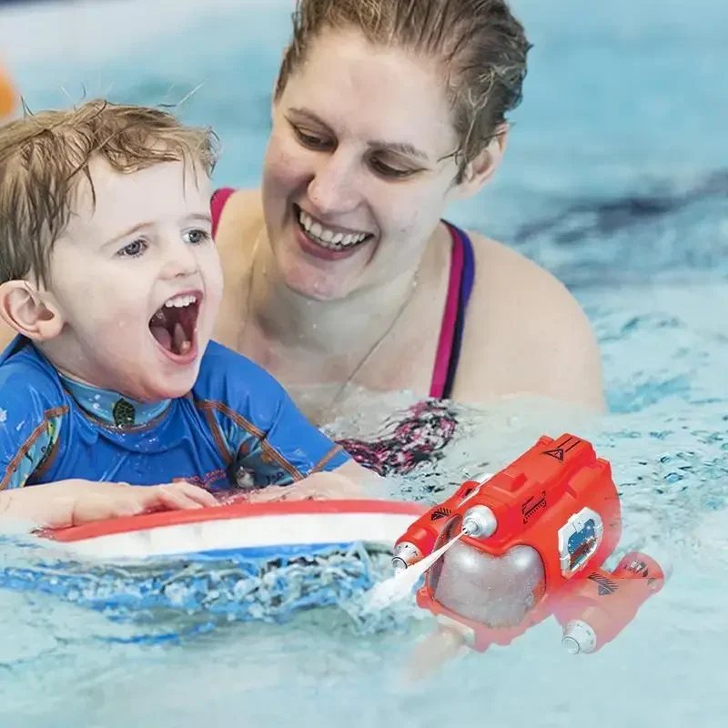 2.4G قارب صغير للتحكم عن بعد لعبة RC رذاذ الماء Gasboat الكهربائية مقاوم للماء سفينة القتال لألعاب مياه حمام السباحة مع أضواء LED