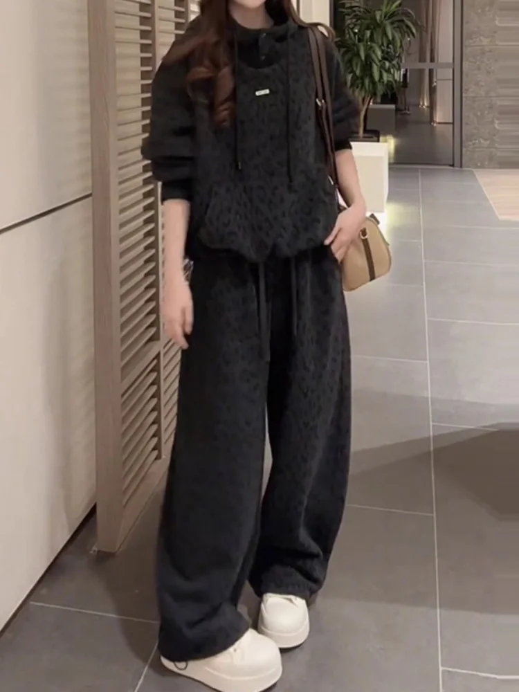 

Корейский стиль: модный женский комплект с капюшоном, зимняя одежда, новый свитшот, брюки с эластичной талией и прямым кроем, повседневный комплект из двух предметов.