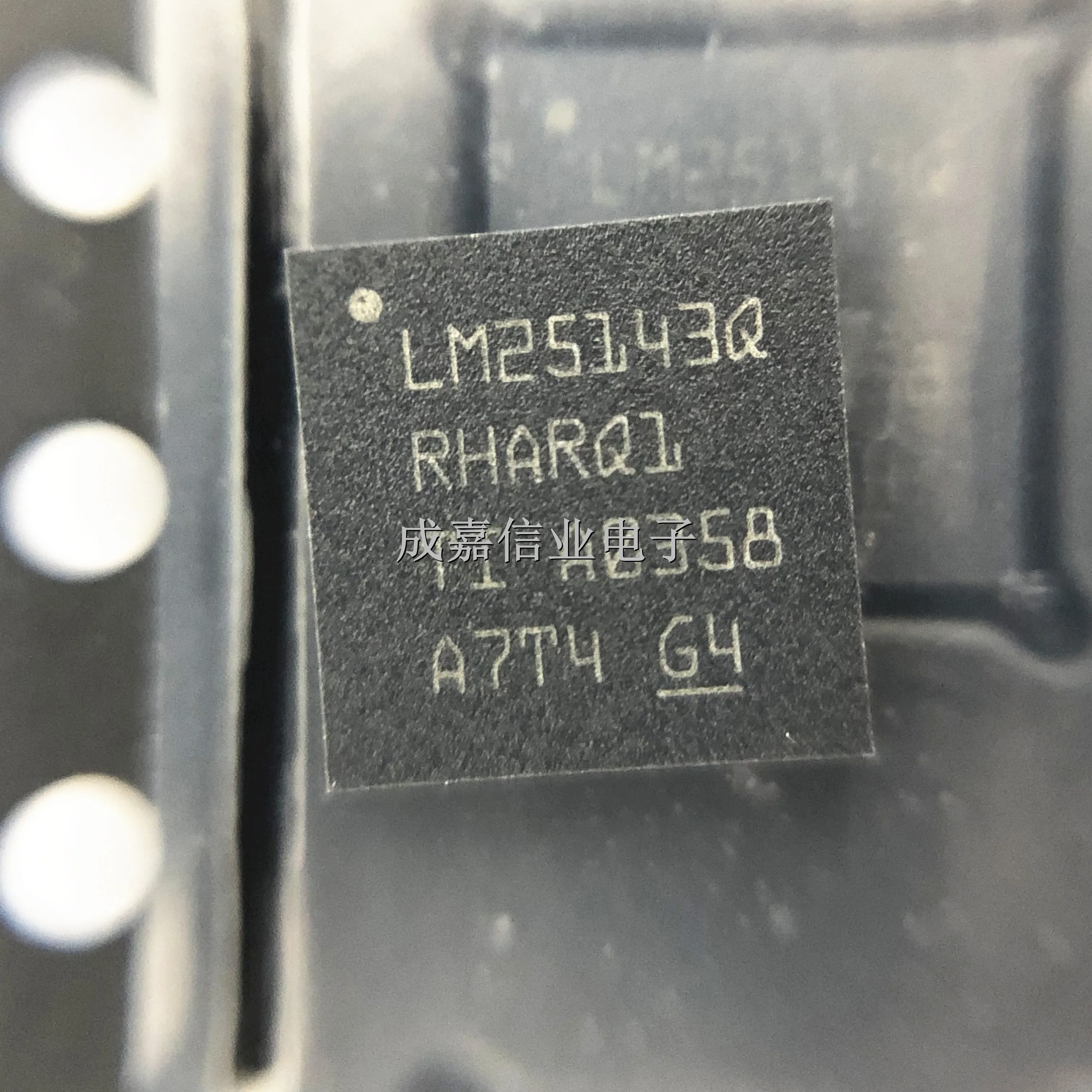 1pcs/Lot LM25143QRHARQ1 VQFN-40 Switching Voltage Regulators Automotive 3.5-V to 42-V Operating Temperature:- 40 C-+ 150 C