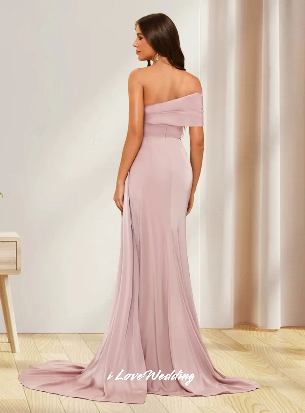 Элегантные платья подружки невесты на одно плечо 2025 атласные плиссированные платья с разрезом по бокам Русалка со шлейфом Тонкие свадебные платья для гостей по индивидуальному заказу