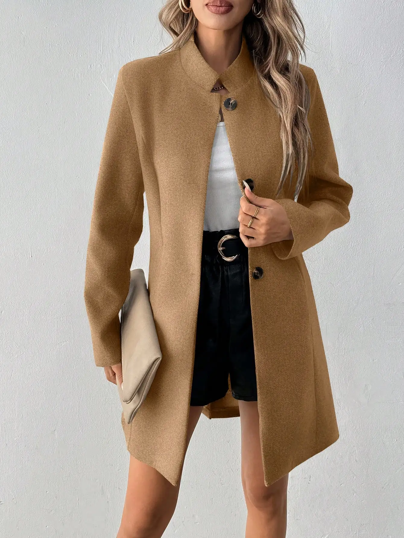 Damski płaszcz w kolorze camel, zapinany na guziki, z długim rękawem i stójką, do pracy i na co dzień.
