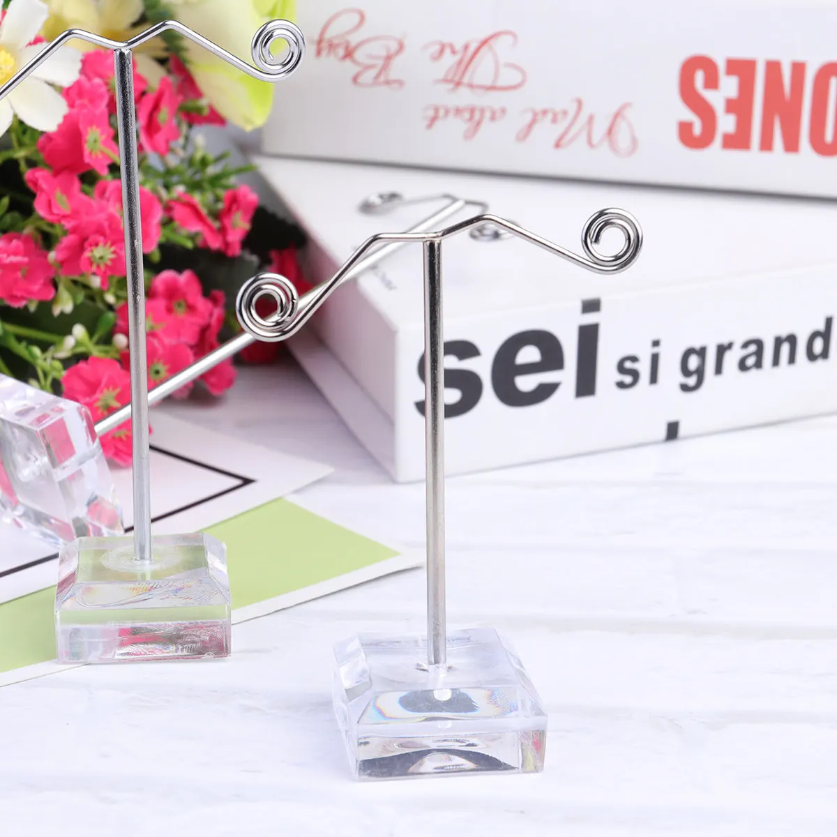 

Акриловая подставка-органайзер для украшений: прозрачная мини-стойка для серег, колец, цепочек и мелких изделий