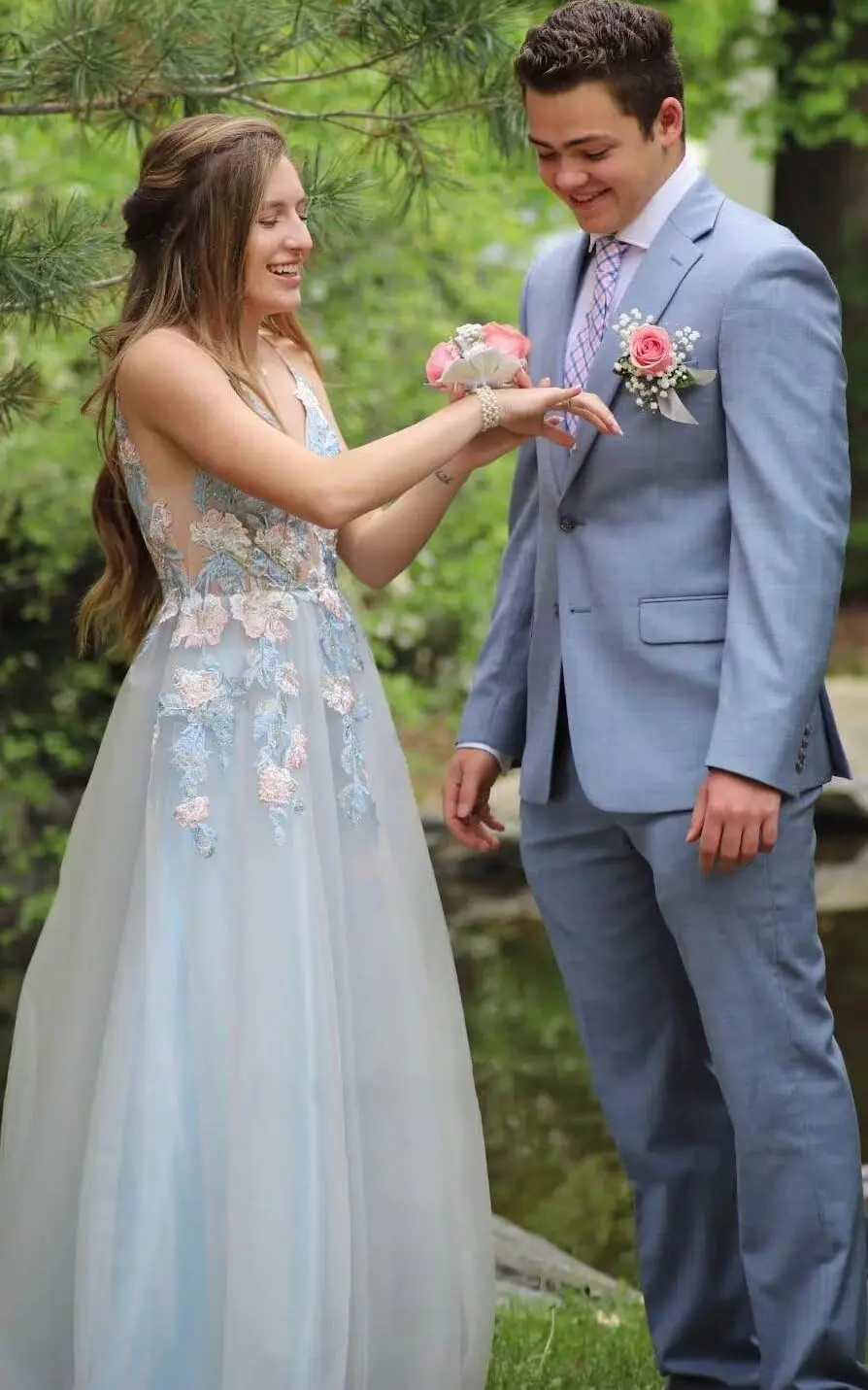 ชุดราตรีออกงานปักลายดอกไม้ คอวี ผ้าทูลล์ สำหรับงานพรอม งาน Quinceañera และงานเลี้ยง ปี 2025  ชุดหรูหรา