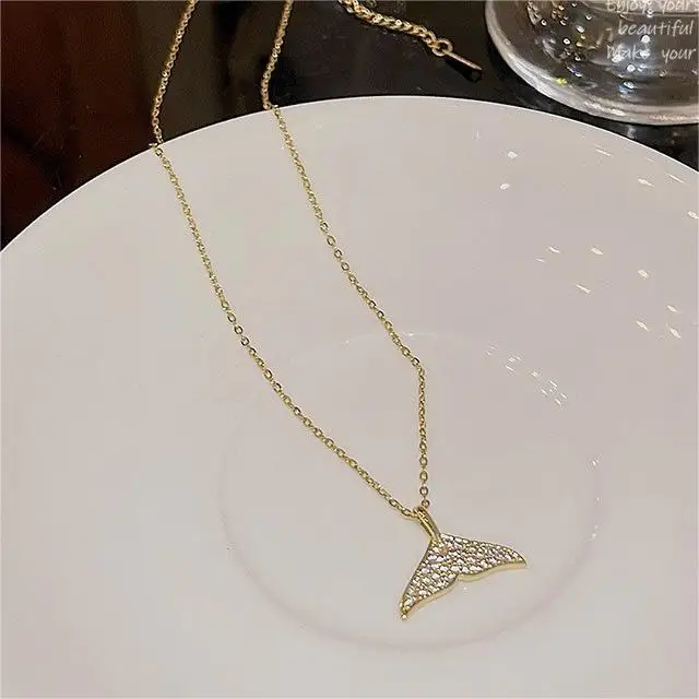 

Elegant 18k rose gold full diamond fishtail pendant, fashionable clothing necklace, light luxury accessory, retro necklace