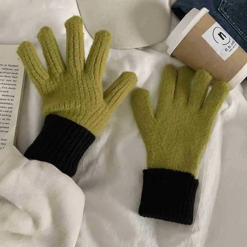 Women's Touch Screen Gloves Are Thick, Warm, and Cold Resistant in Winter. Finger Gloves Are Comfortable and Soft
