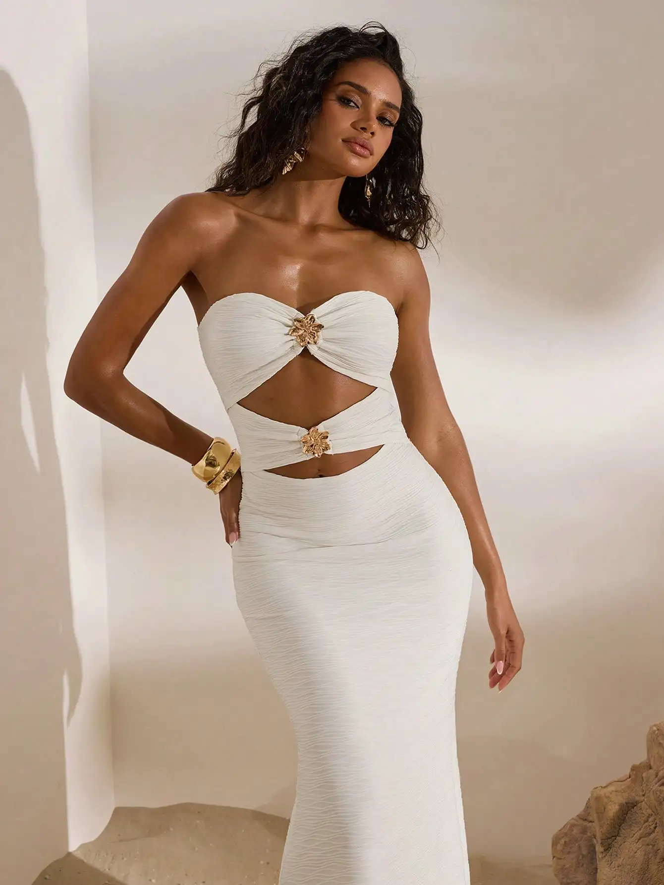 Robe sirène blanche sans bretelles avec découpes et détails floraux dorés, élégante pour la plage, les fêtes, les invités de mariage