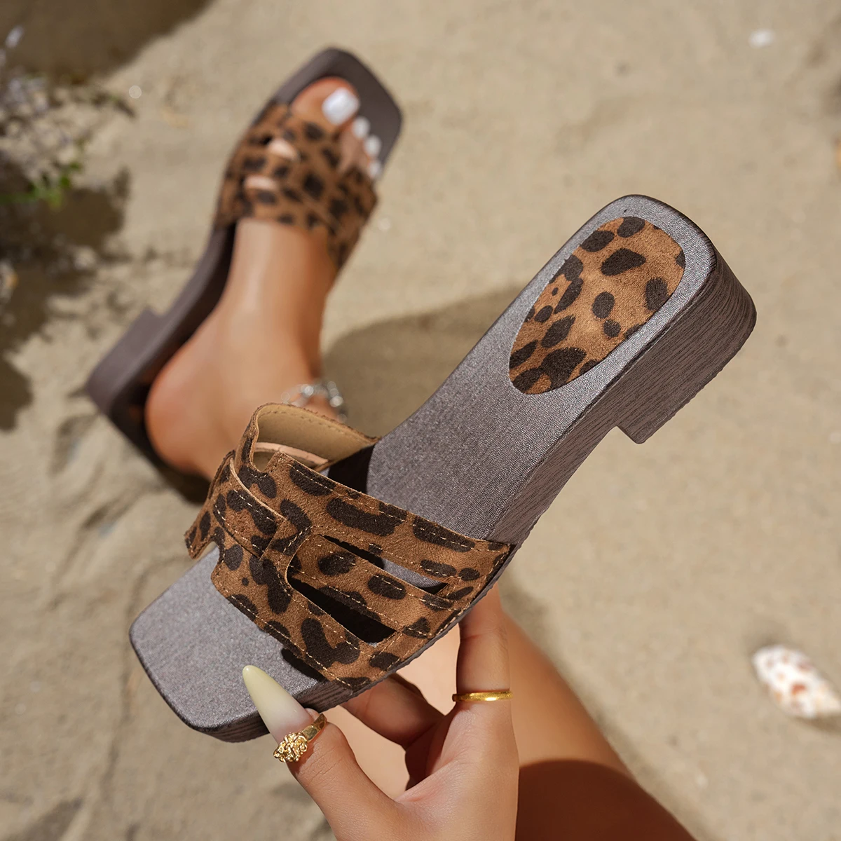 

Разноцветные брендовые шлепанцы с квадратным носком для женщин, лето 2026, высококачественные уличные пляжные сандалии на деревянной платформе, новые роскошные тапочки