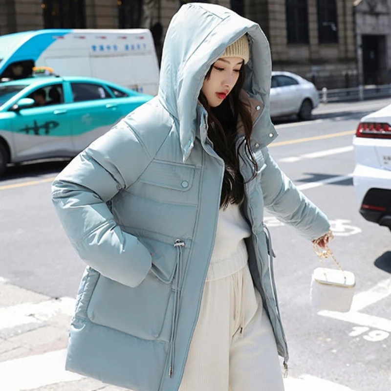 

2025 зимнее модное хлопковое стеганое пальто в корейском стиле с завязкой на талии, свободный дизайн для женщин, стильная и теплая зимняя верхняя одежда