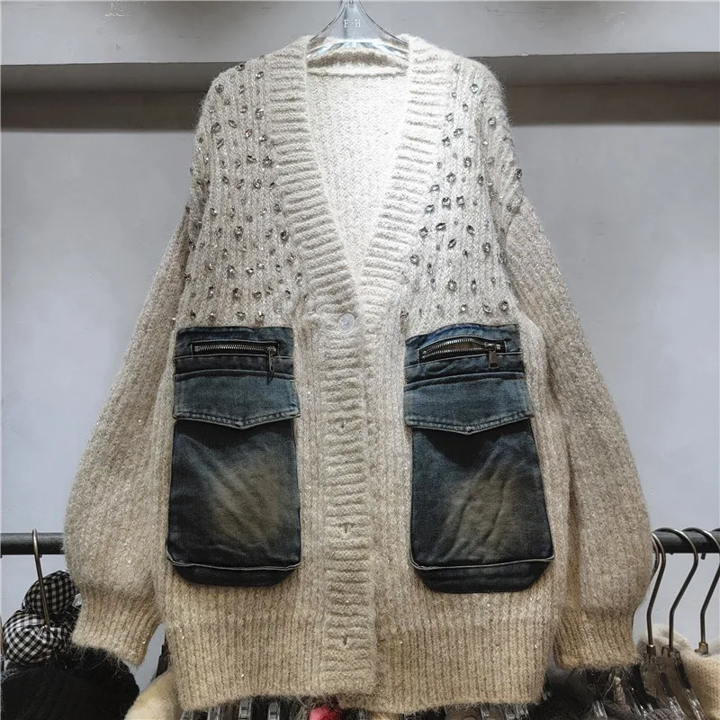 เสื้อคาร์ดิแกนถักไหมพรม WTHT รุ่นใหม่ทันสมัยสำหรับผู้หญิง ประดับเพชรแบบ Heavy Industry กระเป๋าเดนิม แขนยาว คอวี สำหรับฤดูหนาว ปี 2025 รุ่น 1LS2773