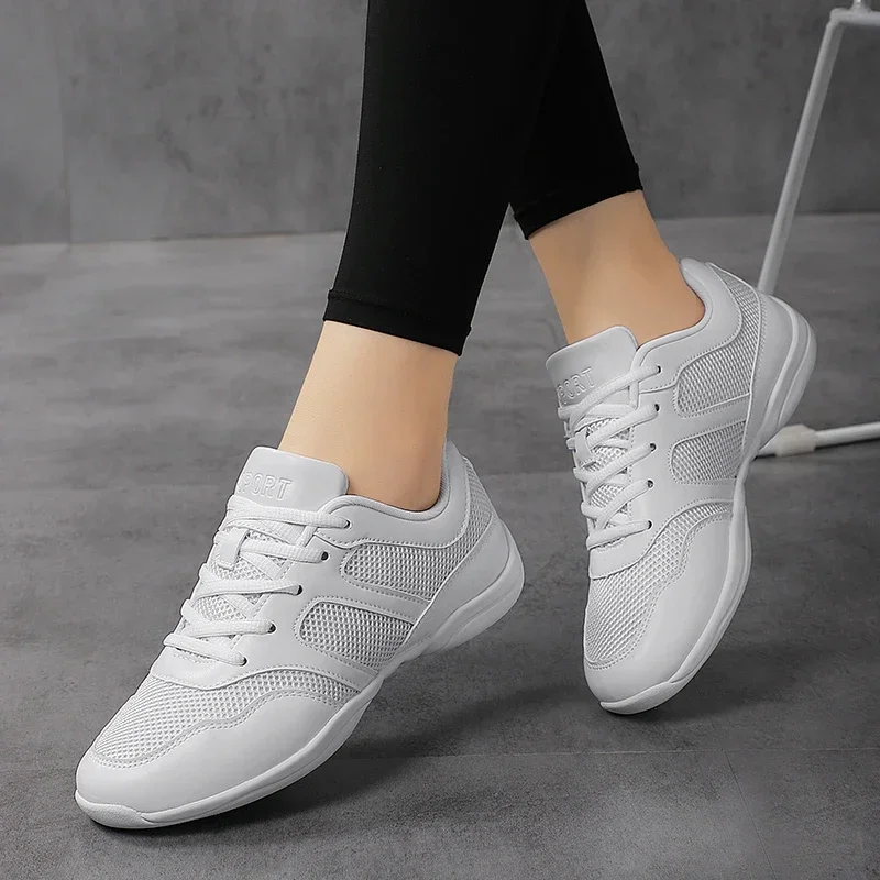 Zapatillas de gimnasia transpirables de tejido ligero, blancas, para mujeres, zapatillas de baile para animadoras, zapatillas deportivas para estudiantes, zapatillas de entrenamiento para animadoras, para niñas y niños.