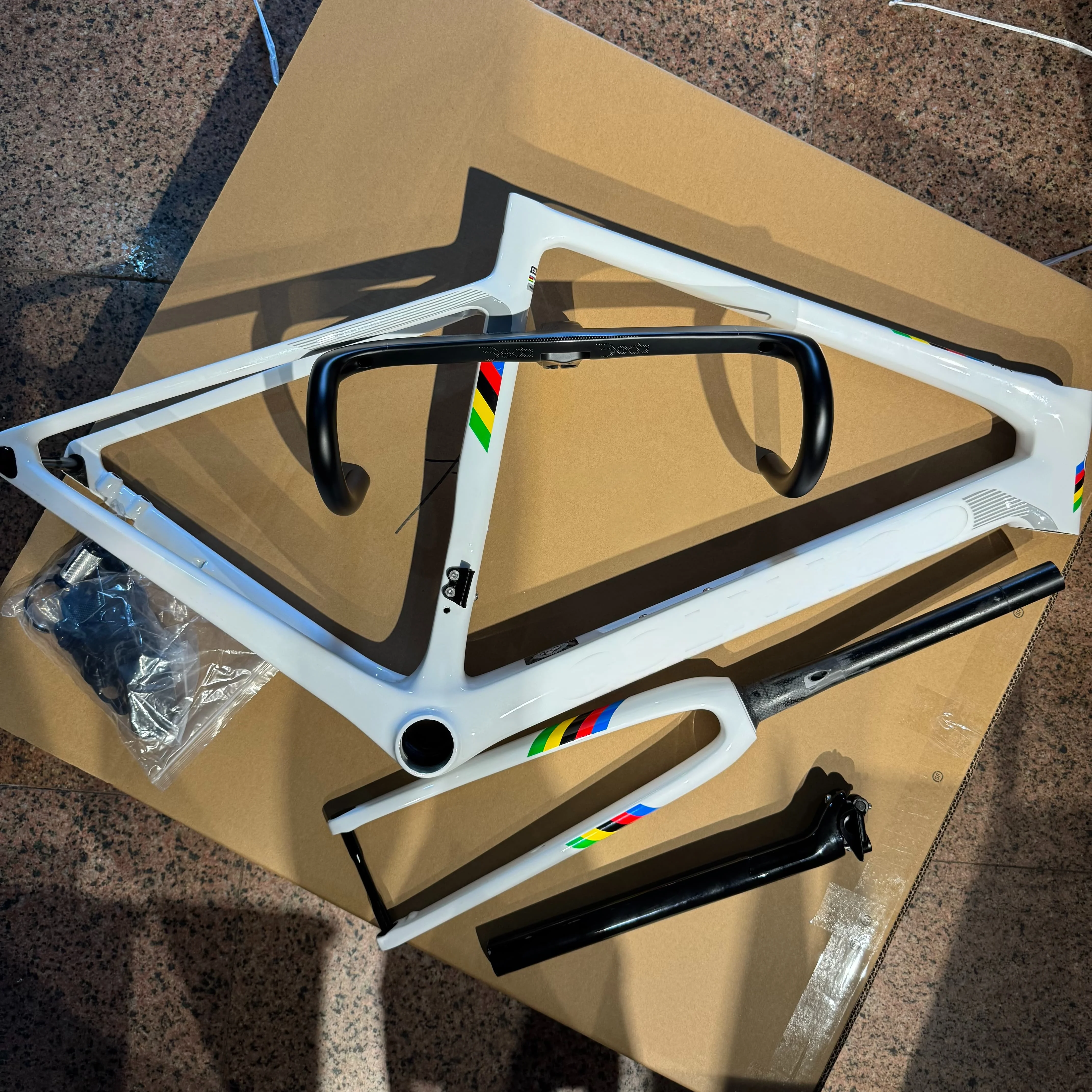 

V4Rs Carbon Fiber Road Bike Frame Thru-Axle 700C Disc Brake + Handlebar + Seatpost + Front Fork