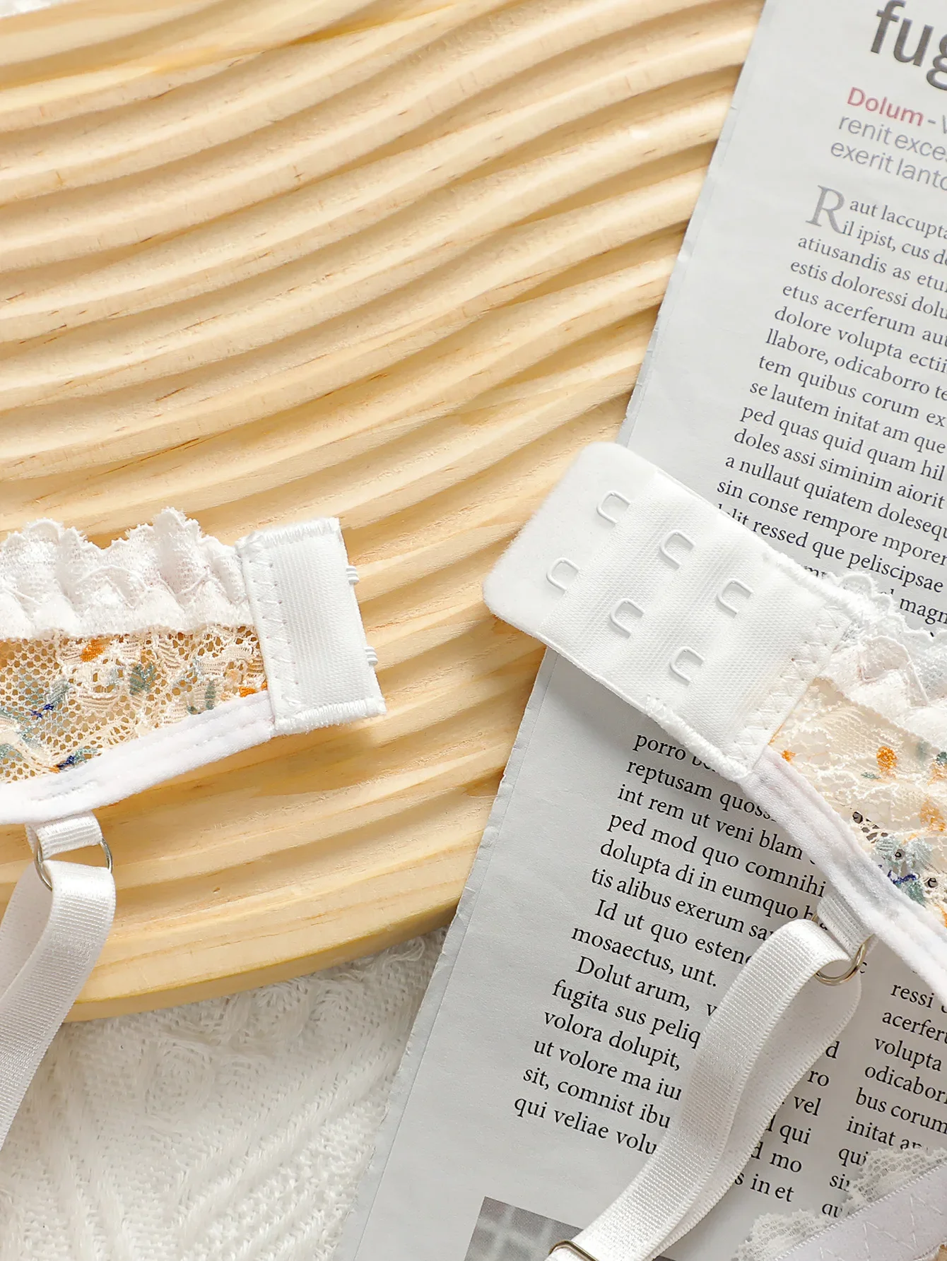 جميلة وحلوة الملابس الداخلية رقيقة جدا الدانتيل زهرة الصدرية 2 قطعة مجموعة المرأة ملابس داخلية منقوشة مثير الملابس الداخلية J2384