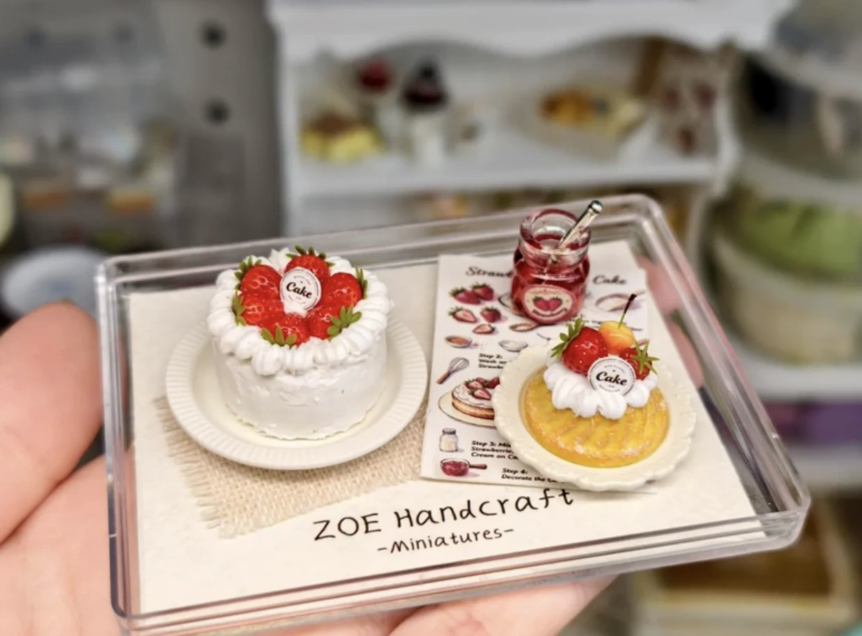 1/6 Dollhouse Miniature Dessert Table Set Realistic Scale‑Down Pastry Model, Vintage Royal Hand‑painted Cake for BJD Scene Decor