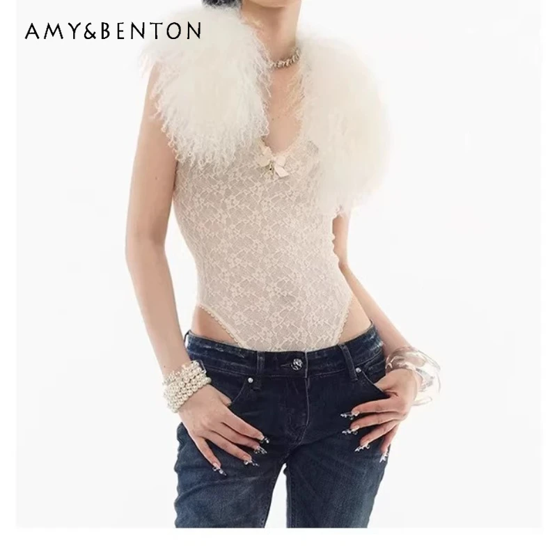 

Новинка 2026: Весенне-летний женский комбинезон с белым перьевым воротником и кружевом, оригинальный дизайн, утягивающий, сексуальный, для девушек, шорты-комбинезон для женщин