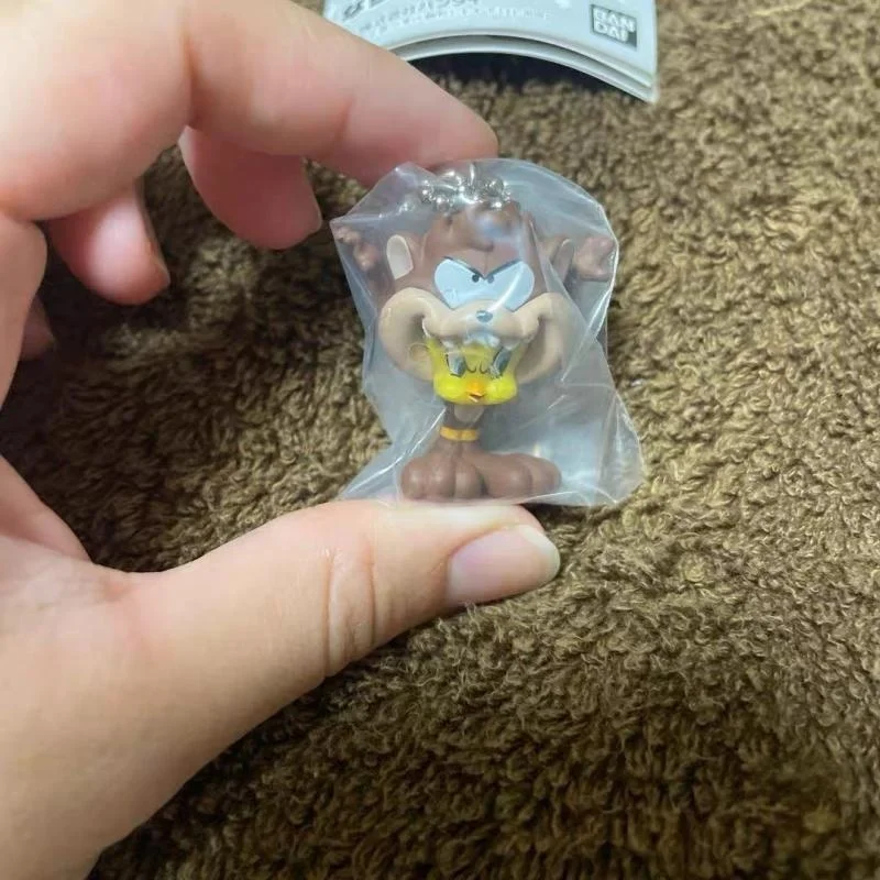 Llavero de dibujos animados Gashapon de Bandai Namco Looney Tunes con figuras de Tweety, Bugs Bunny, Daffy Duck, el Diablo de Tasmania y Sylvester.