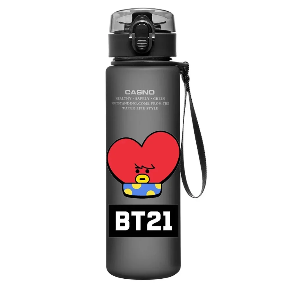 كارتون BT21 كوب أسود 560 مللي RJ تشيمي كوكي أزرق مائي بلوري بلاستيك محمول رياضي سعة كبيرة كوب ماء أنيمي هدية للأطفال