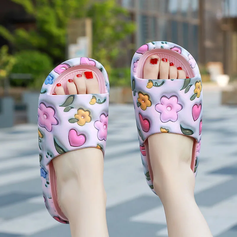 

Летние новинки 2026: домашние тапочки с рельефным цветочным узором для женщин, с открытым носком, водонепроницаемые, на мягкой подошве, удобные шлепанцы на плоской подошве