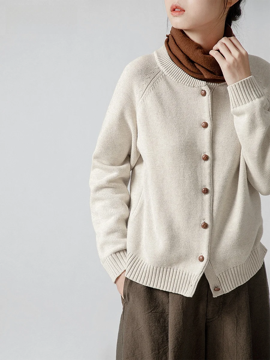 

Оригинальный японский вязаный свитер-кардиган для женщин, универсальный, бежевый, с круглым вырезом, на пуговицах, осенне-зимний, повседневный, свободного кроя.