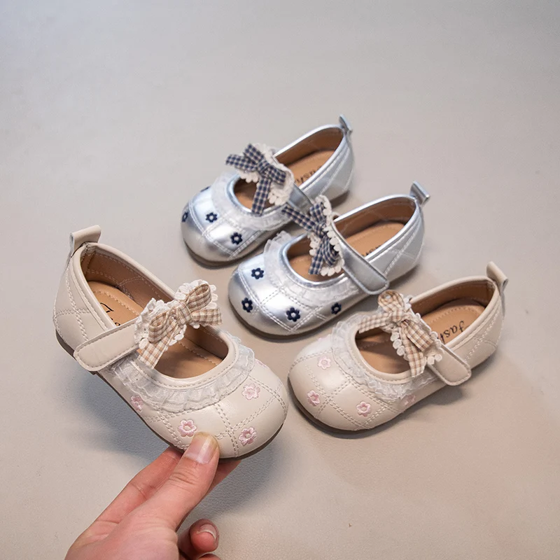 

Детские кожаные туфли для девочек с милым бантом, новинка 2026 года, весенние балетки для малышей, мягкая подошва, классические, элегантные, для праздников и свадеб
