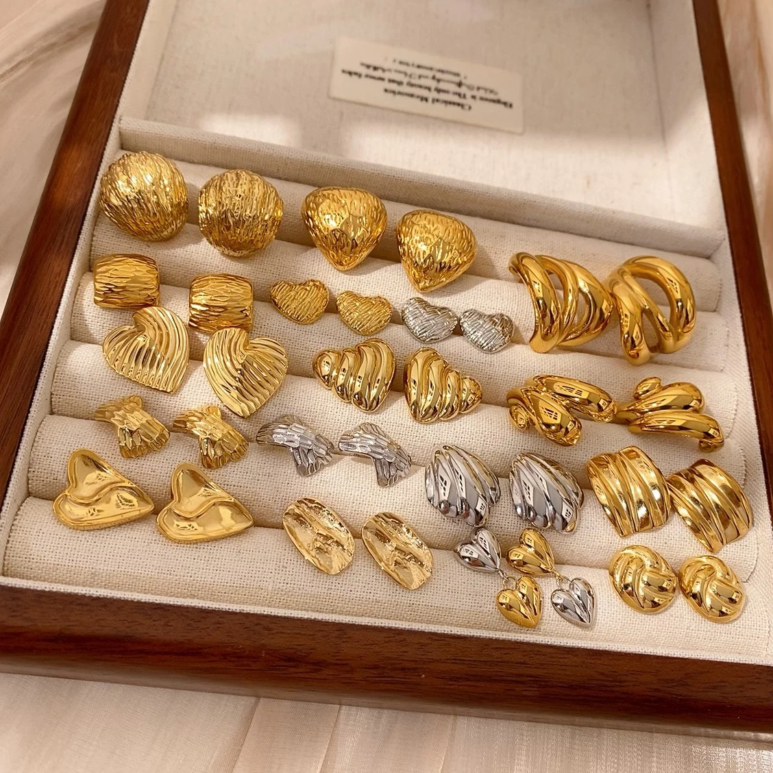 

CARLIDANA Exquisite Retro Gold Plated Stainless Steel Texture Heart Love Stud Earrings Waterproof Flower for Women Wear