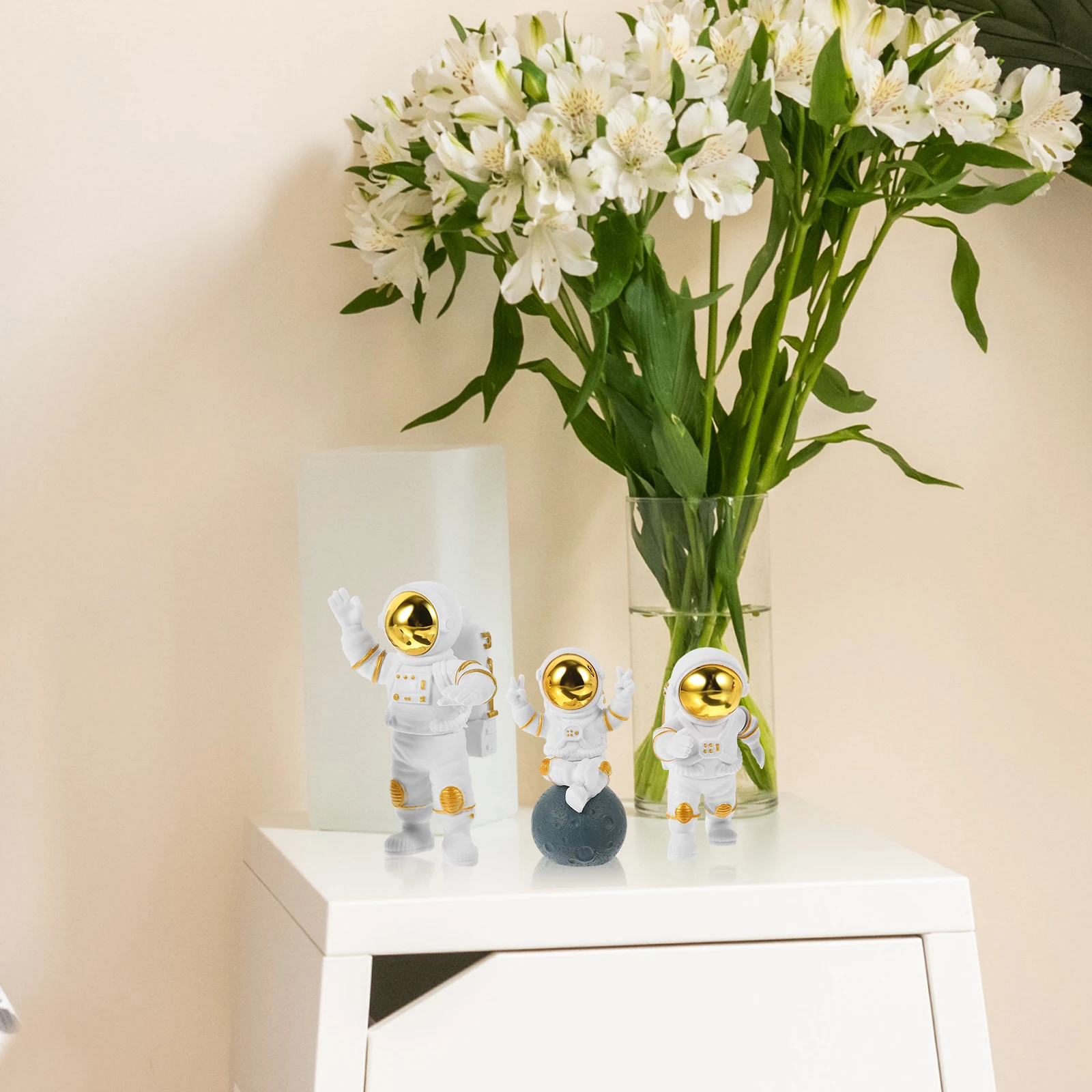 

3Pcs Spaceman Statue Unique Posture Lightweight Easy Storage Desktop Astronaut Decor Home Decor Astronaut Figurine