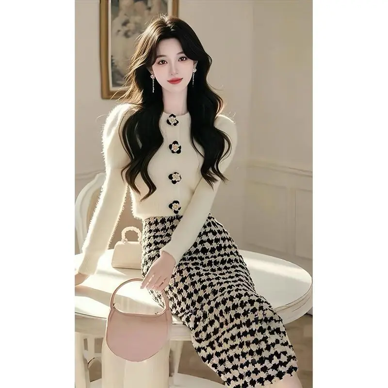 

Новый высококачественный корейский модный комплект из двух предметов, женский осенне-зимний вязаный короткий свитер с пышными рукавами и цветочными пуговицами + тонкий костюм с юбкой