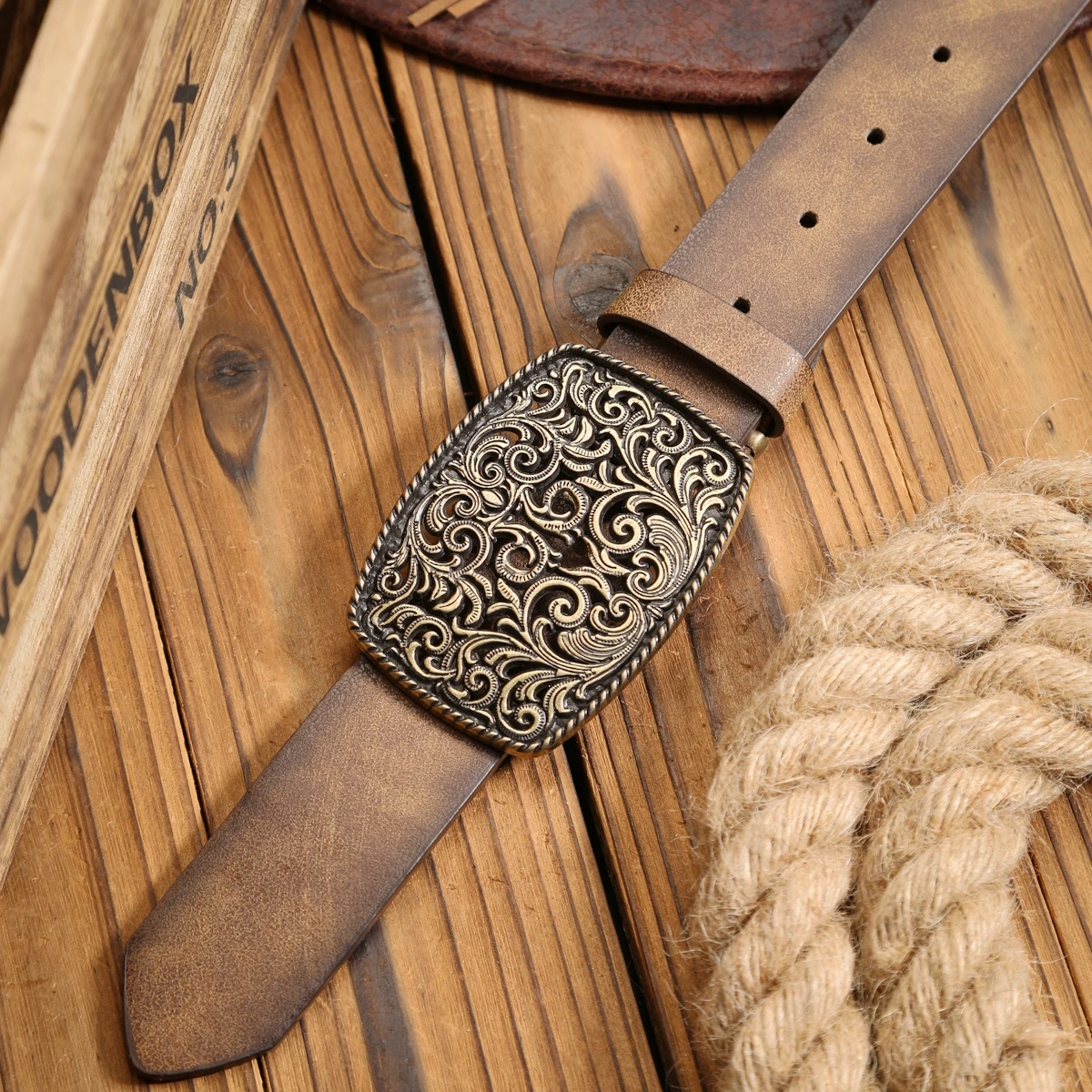 Ein Western-Schnallengürtel aus PU-Leder, geeignet für Männer und Frauen, ein einzigartiger und retro-brauner Gürtel (mit perforierten Nieten) – Detail 11