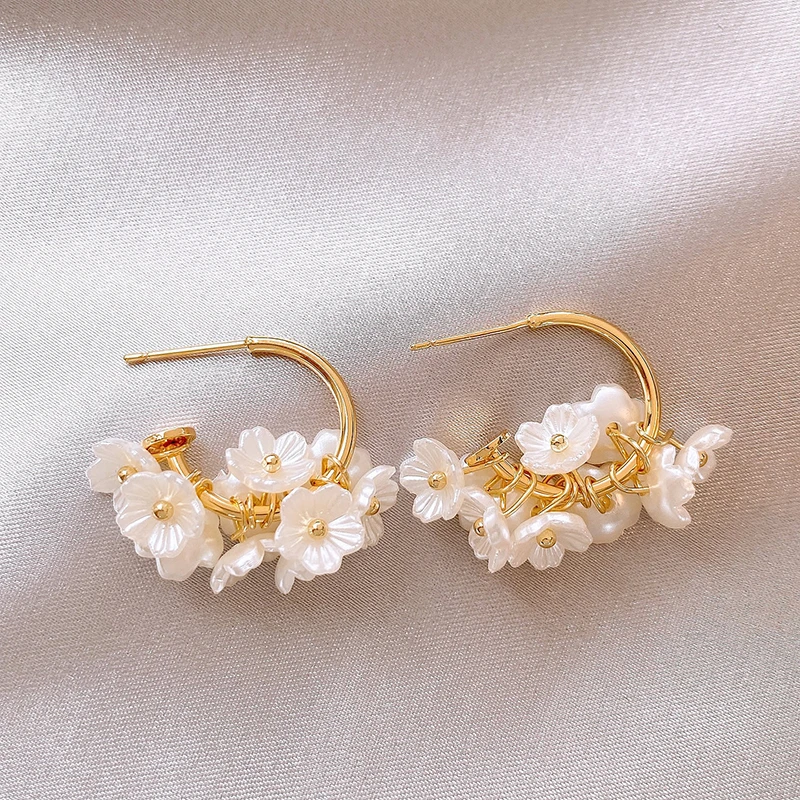 Weiße Blumen-C-förmige Creolen, elegante, vergoldete florale Ohrringe für romantische Frauen, Schmuck für Hochzeit, Alltag und Partys. – Detail 10
