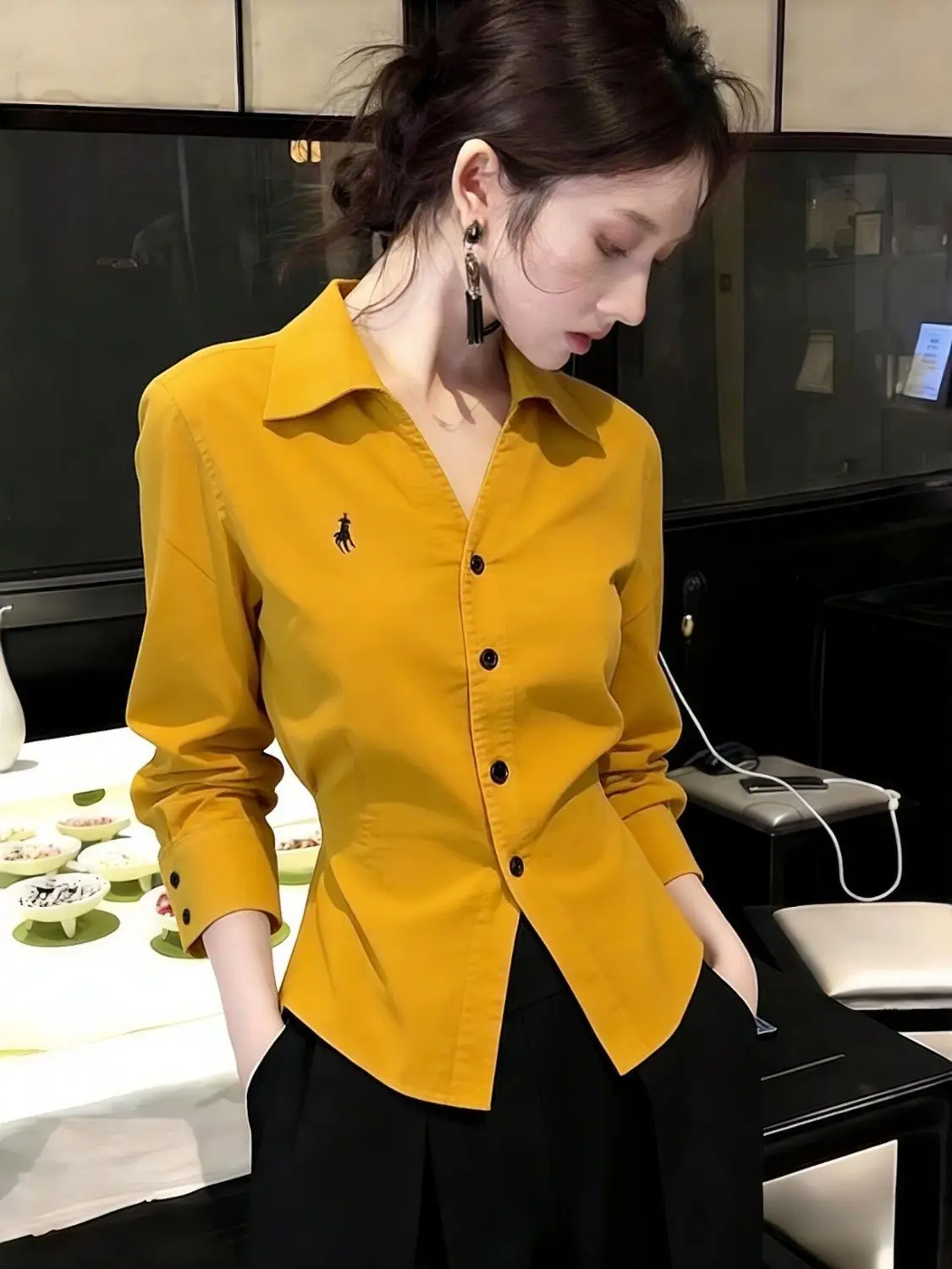 

Элегантная желтая женская рубашка с длинным рукавом и отложным воротником, модная, омолаживающая, премиум-класса, весна 2026, новинка, топ