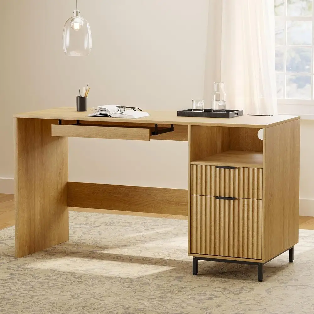 مكتب تنفيذي كبير من خشب البلوط الطبيعي مع قاعدة شحن وأرجل معدنية ورف مفتوح وصينية لوحة المفاتيح