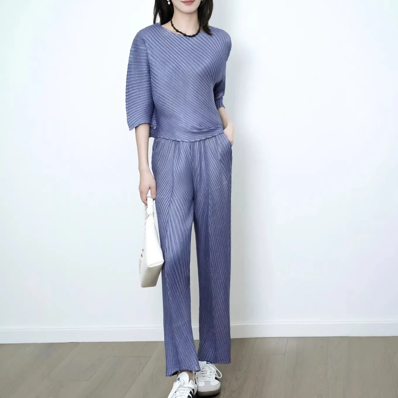 

Новый летний женский костюм Miyake Pleated 2026: модный топ с плиссировкой и прямые брюки, комплект из двух предметов