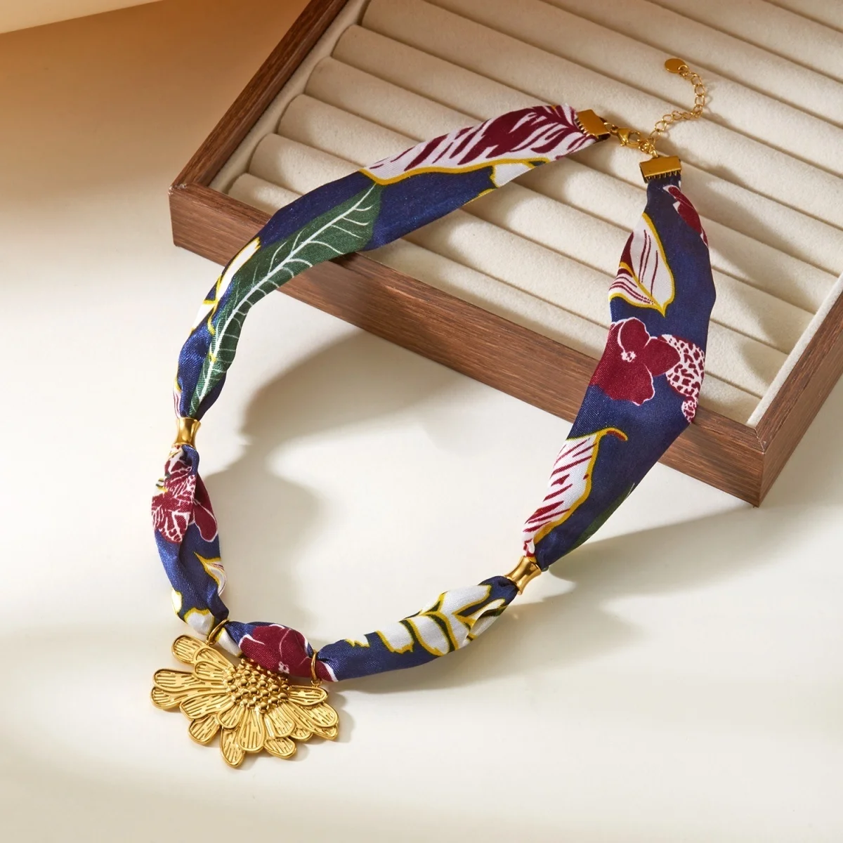 Botanisch bedruckter marineblauer Schal, Edelstahl-Halskette mit geprägten Blumen für Damen, unregelmäßiger Acryl-Perlen-Choker-Schmuck – Detail 26
