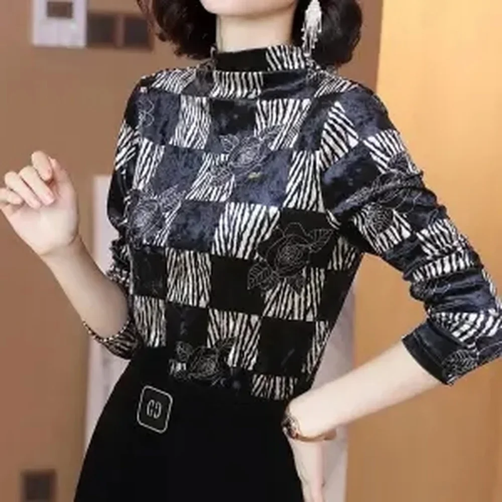 Top Women's Fashion 2021 New Spring and Autumn Thin Section Velvet Plaid Printed T-shirt Women's Long-sleeved Retro Inner Wear
