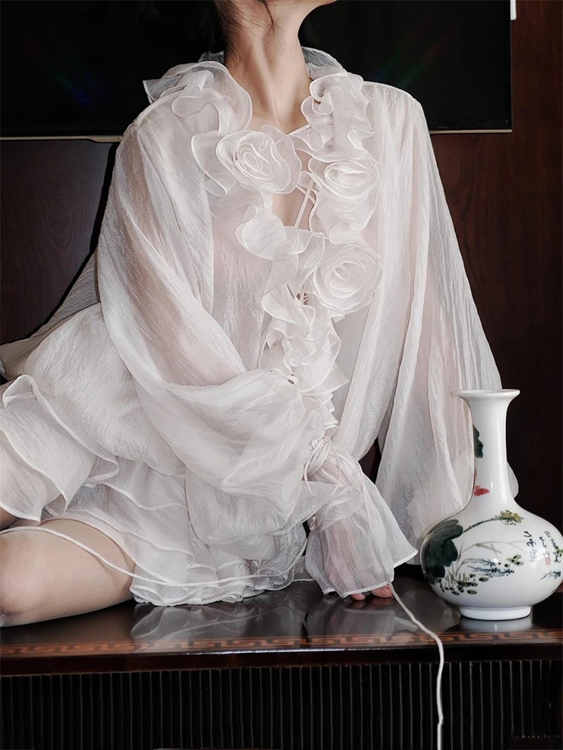 فستان أنيق أبيض بأكمام فانوس للعطلات، تصميم كلاسيكي يضفي أجواء ساحرة، حواف على شكل ورقة اللوتس، فستان قصير بقصة A