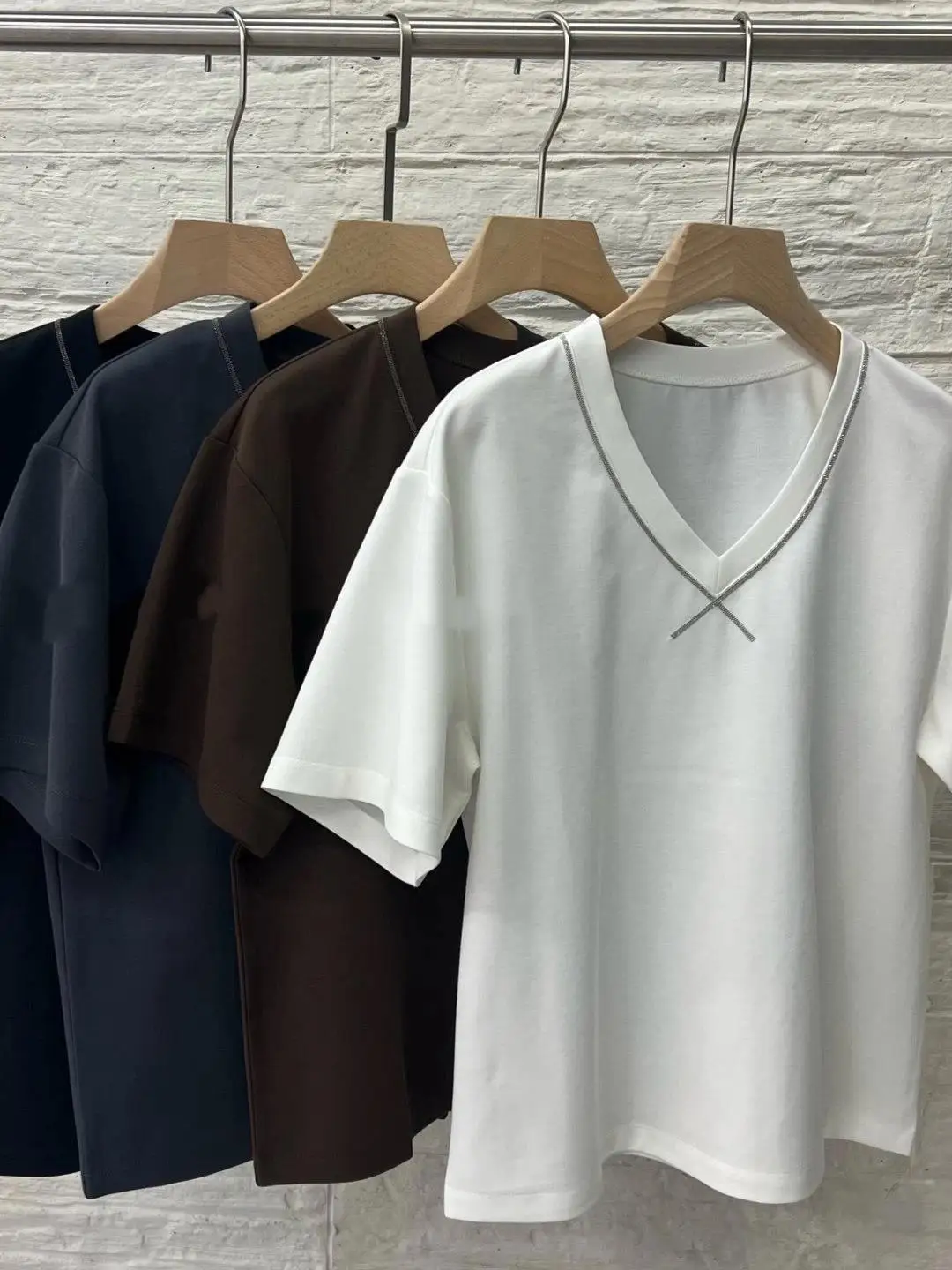 

Женская футболка с V-образным вырезом и короткими рукавами из хлопка, универсальная однотонная базовая модель, свободного кроя, стройнящая фигуру.