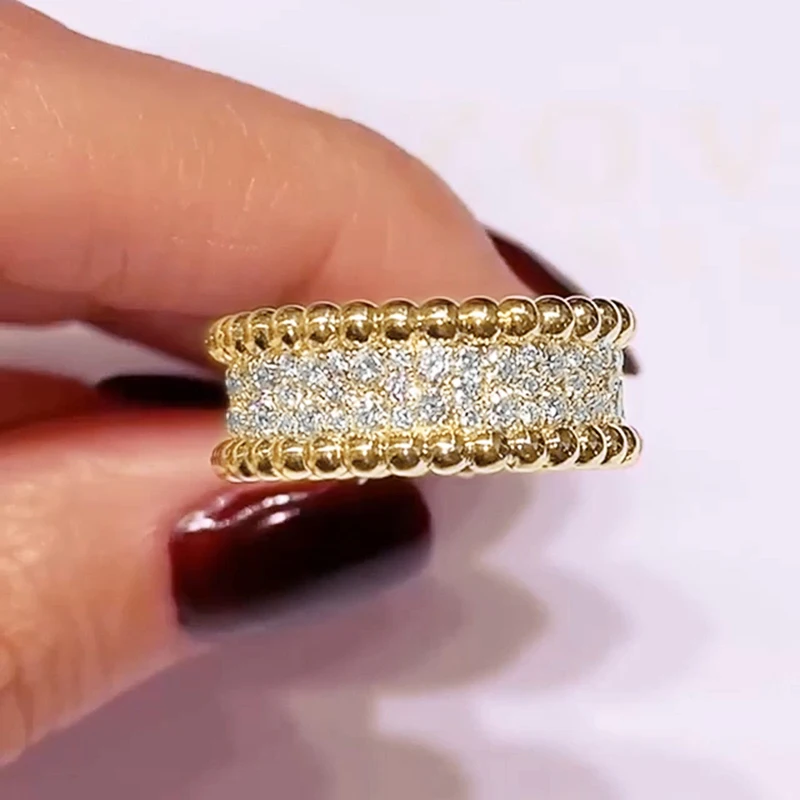 Huitan-anillos de boda de Color dorado con piedra CZ redonda para mujer, accesorios de banda, joyería de moda de lujo, nuevo diseño