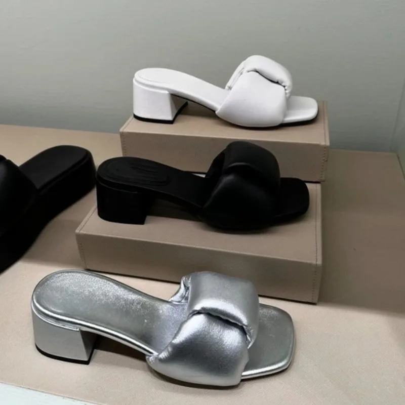 

Новые лаконичные однотонные тапочки с круглым носком, летние серебристо-белые женские сандалии на плоской подошве/высоком каблуке с открытым носком, размеры 40
