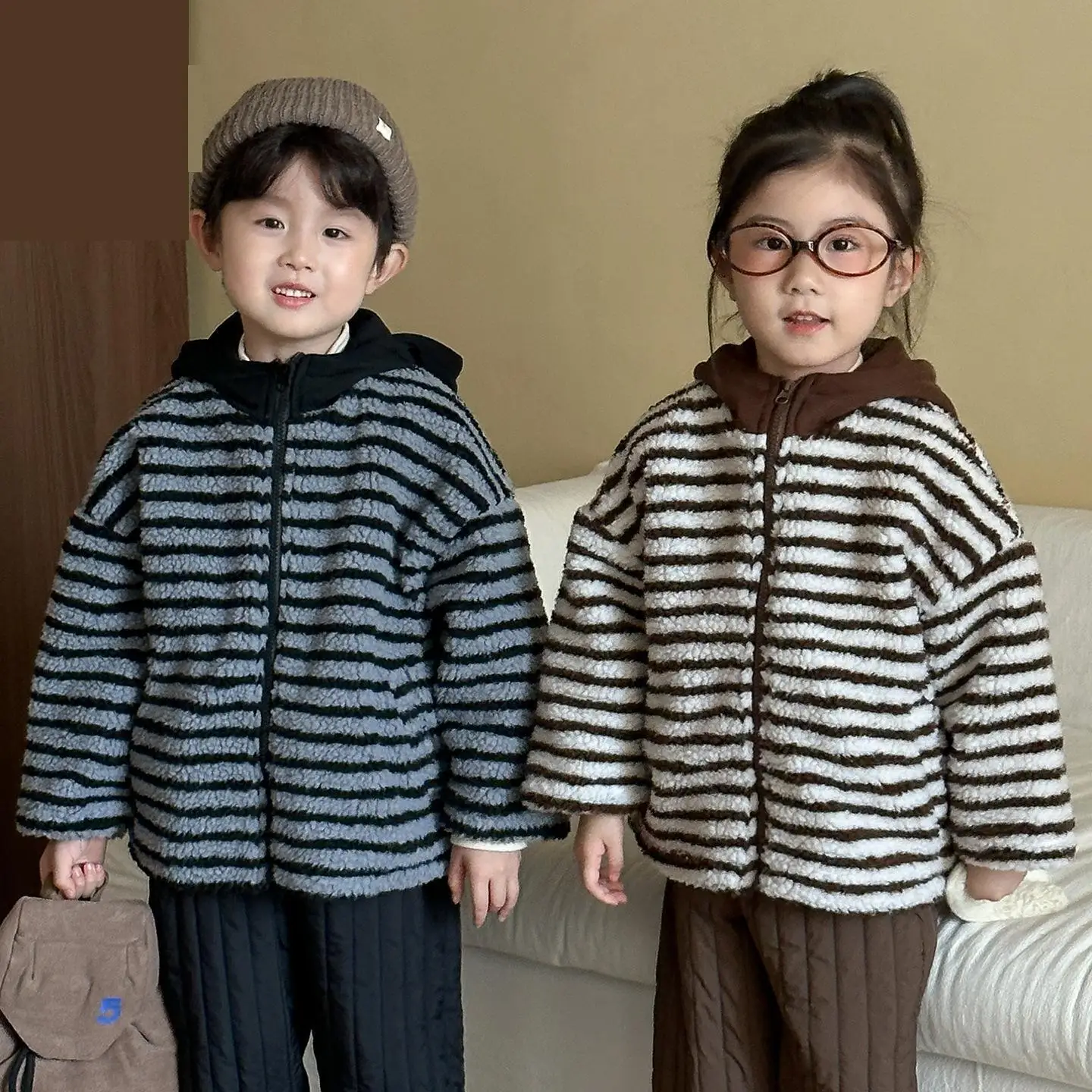 

2025 зимнее новое детское берберское флисовое пальто, бархатная толстая теплая полосатая куртка для девочек, плюшевое пальто с капюшоном для мальчиков, детская одежда