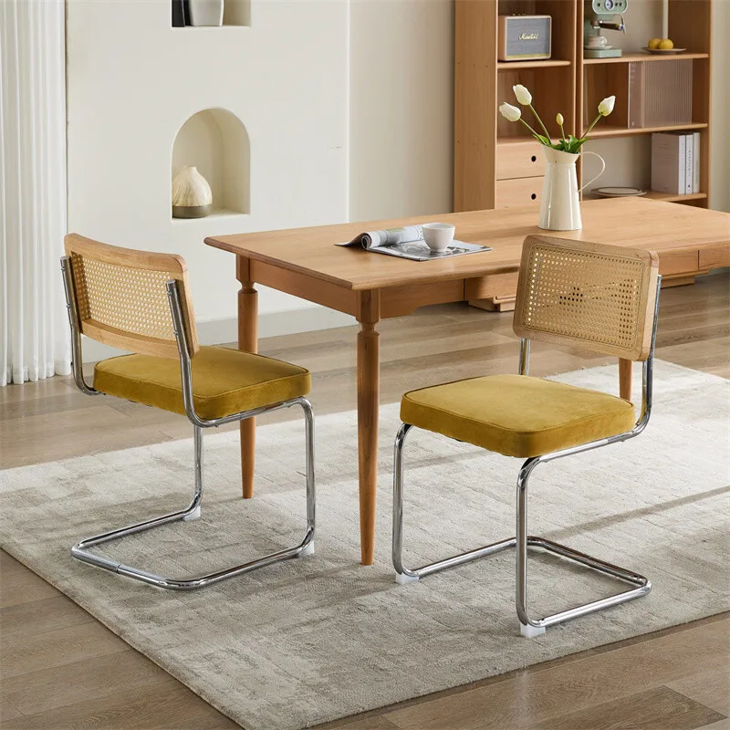 

Комплект из 2-х обитых тканью обеденных стульев золотого цвета с ротанговой спинкой, без подлокотников, с металлическими ножками