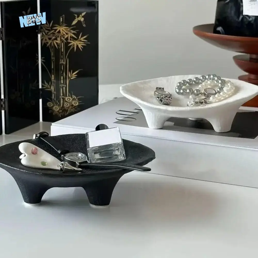 

Desktop Ornament Ceramic Jewelry Storage Tray Irregular Artistic Three Legged Tray Simple Creative Jewelry Display Rack Kitchen