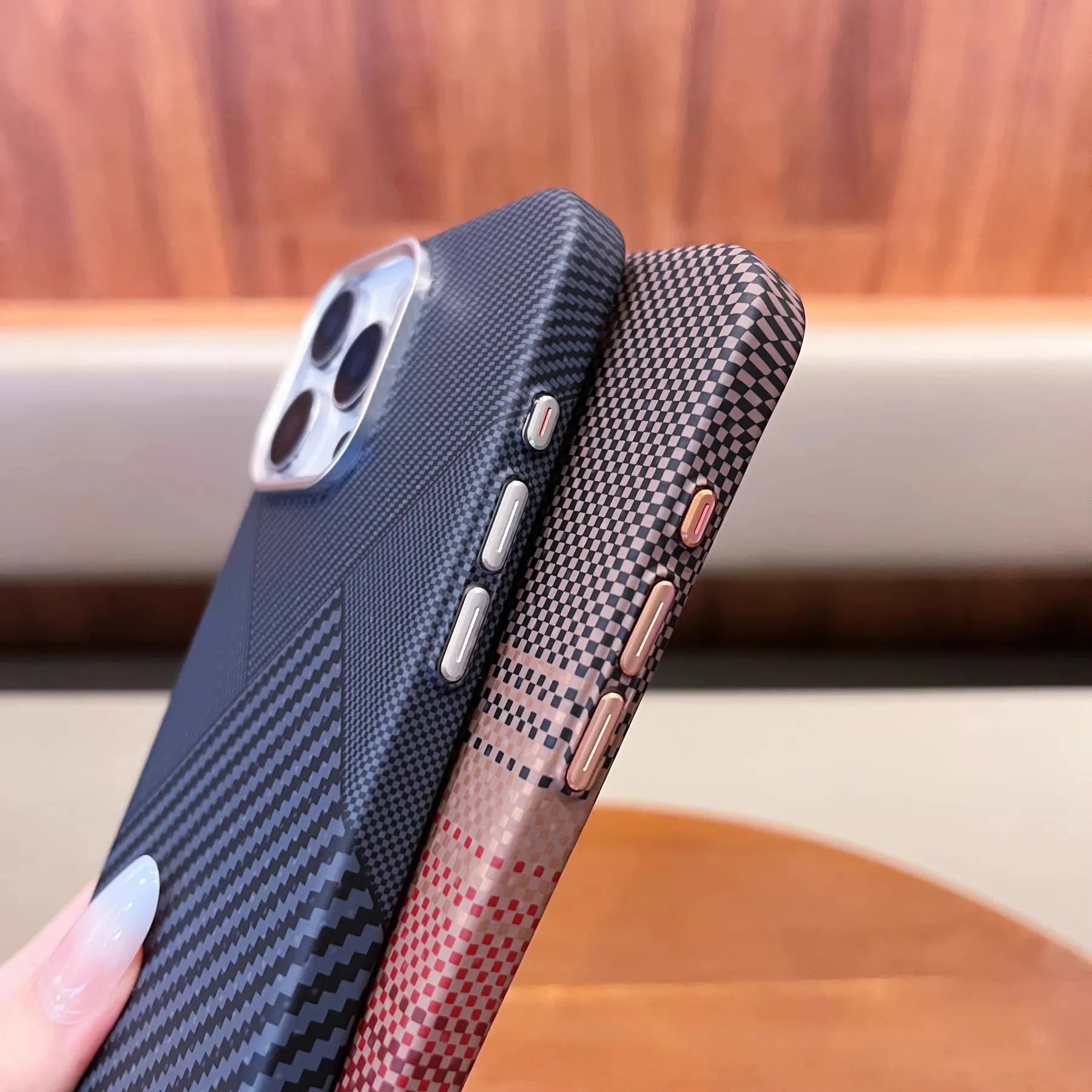 Magnetyczna obudowa z funkcją ładowania do iPhone 17, 16, 15, 18 Pro Max, z magnesami, ochroną obiektywu aparatu, wykonana z wytrzymałego stopu, twarda obudowa na telefon, wzór w stylu karbonu. — zdjęcie produktu 6