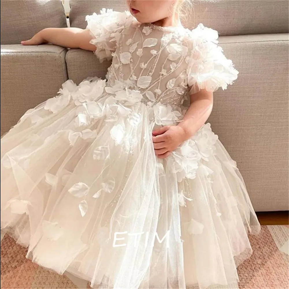 Vestido de fiesta de manga corta para niña, vestido de princesa esponjoso con apliques de flores blancas, escote Corazón, longitud hasta la rodilla