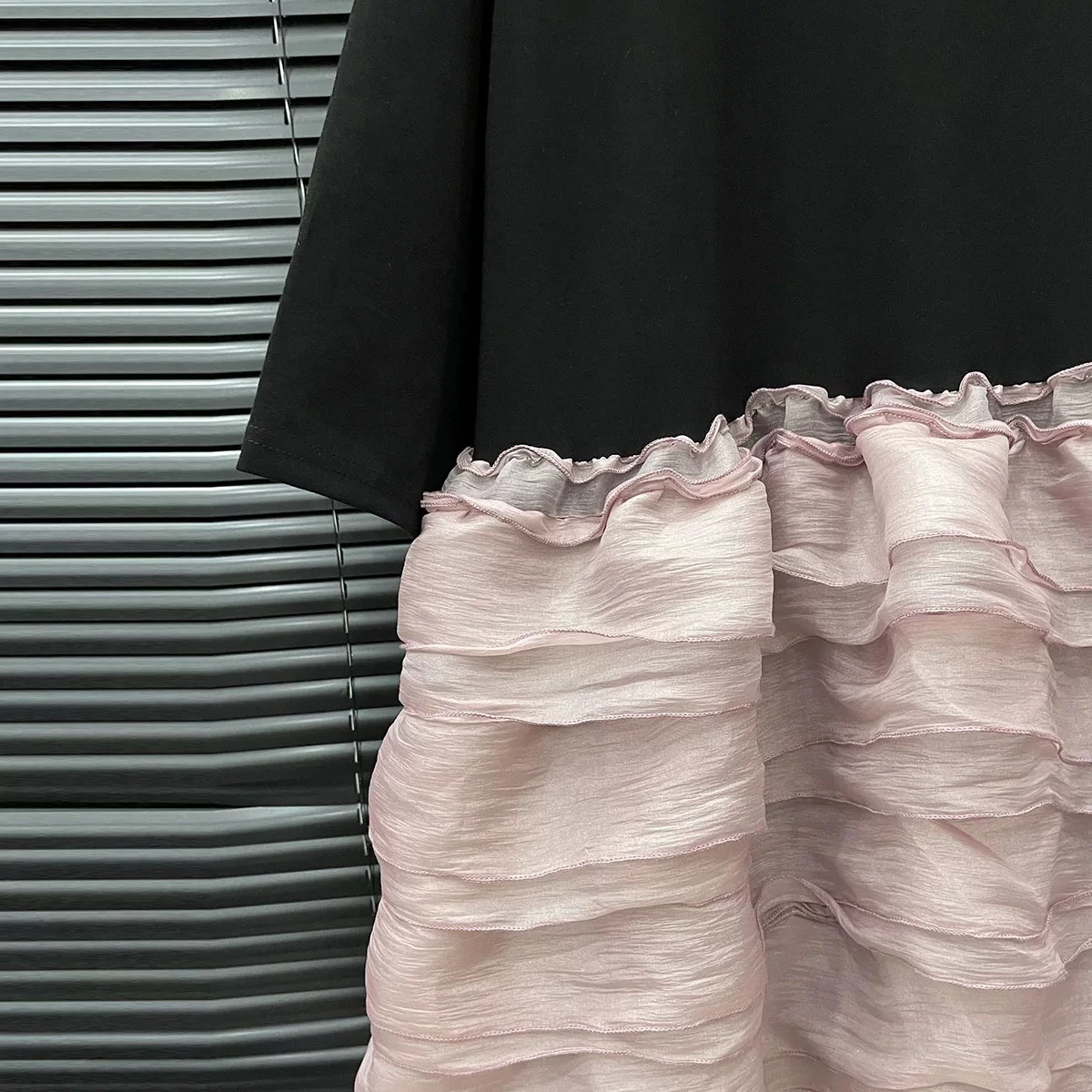 Sukienka T-shirt z krótkim rękawem, kontrastowe szwy, nowa letnia moda damska, elegancka sukienka tortowa, falbanki, bluzka typu pulower z paskiem.