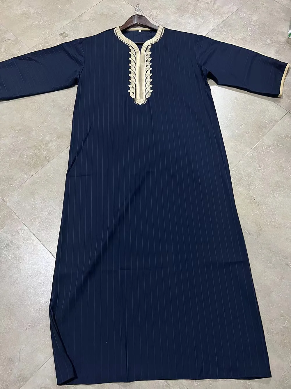 New Gold thread embroider Jubah Arab Relaxed Casual V-neck Sleeve Muslim Robes Spot Islamic Clothing Abaya Thobe for Men