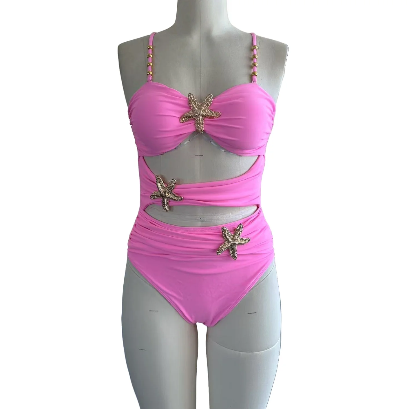 

Женский цельный купальник — модный дизайн с вырезами и акцентами в виде морской звезды