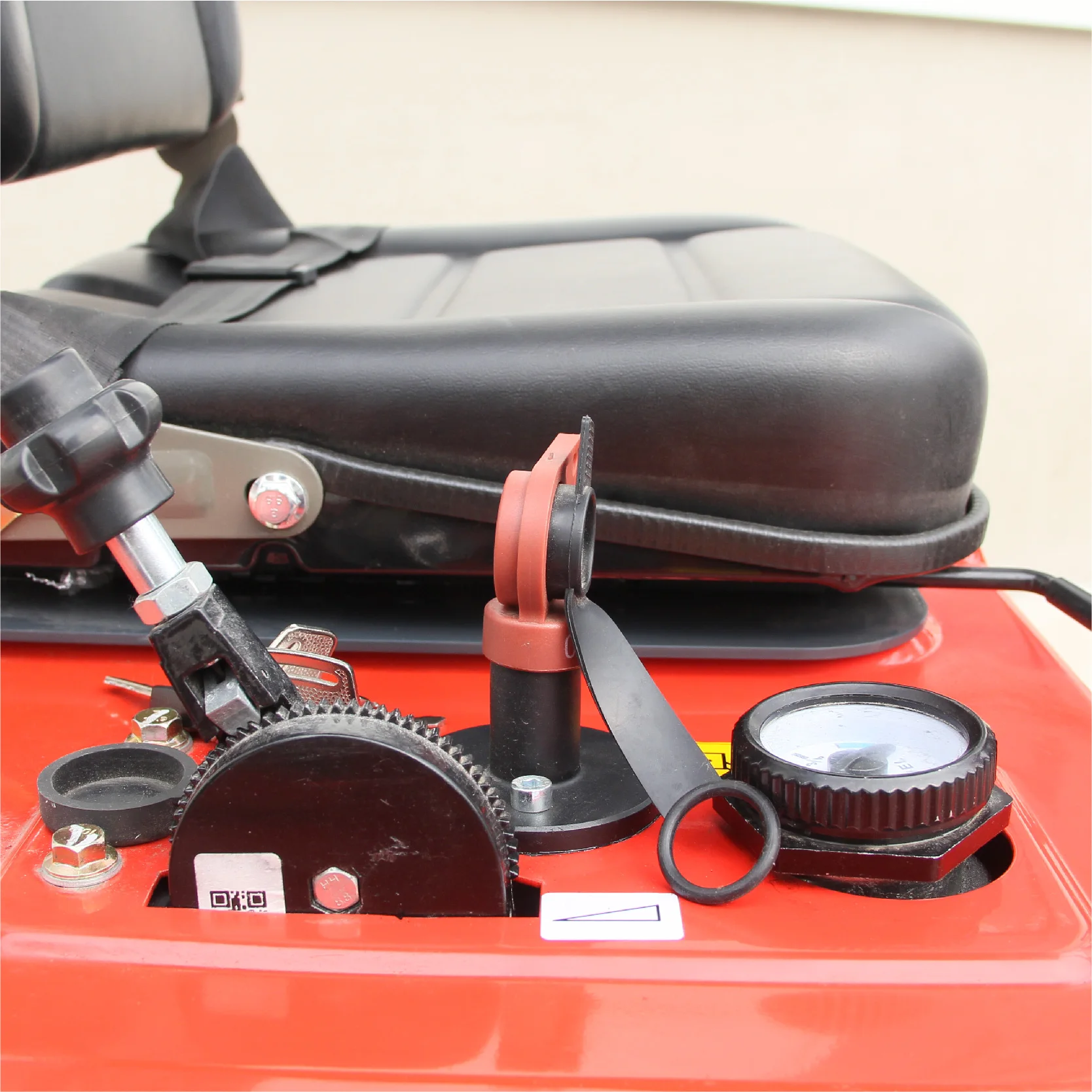 حفارة صغيرة جديدة تمامًا من MACHPRO مغطاة بطول 1 طن، سقف بمشبك الإبهام الهيدروليكي، محرك كوبوتا، متوفر في الولايات المتحدة