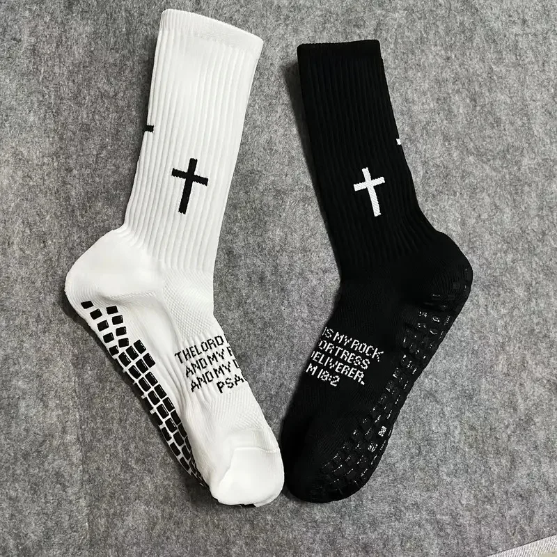 زوجان من الجوارب الرياضية الجديدة لربيع الخريف مع جوارب متوسطة بسيطة ومريحة وغير قابلة للانزلاق ومقاومة للاهتراء