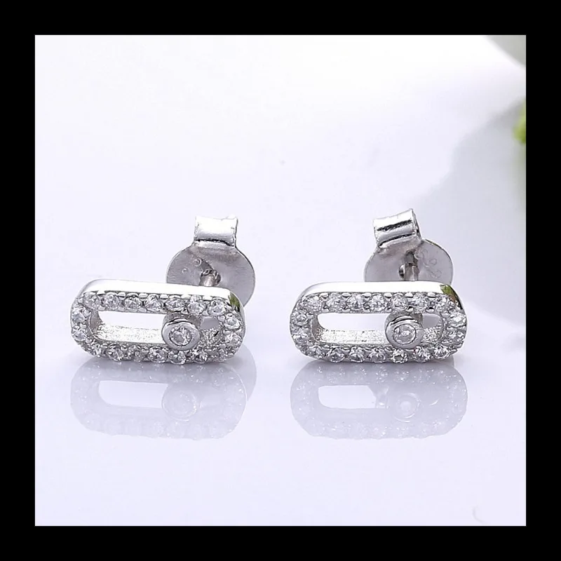 

Простые и универсальные серьги-гвоздики с геометрическим рисунком из циркона