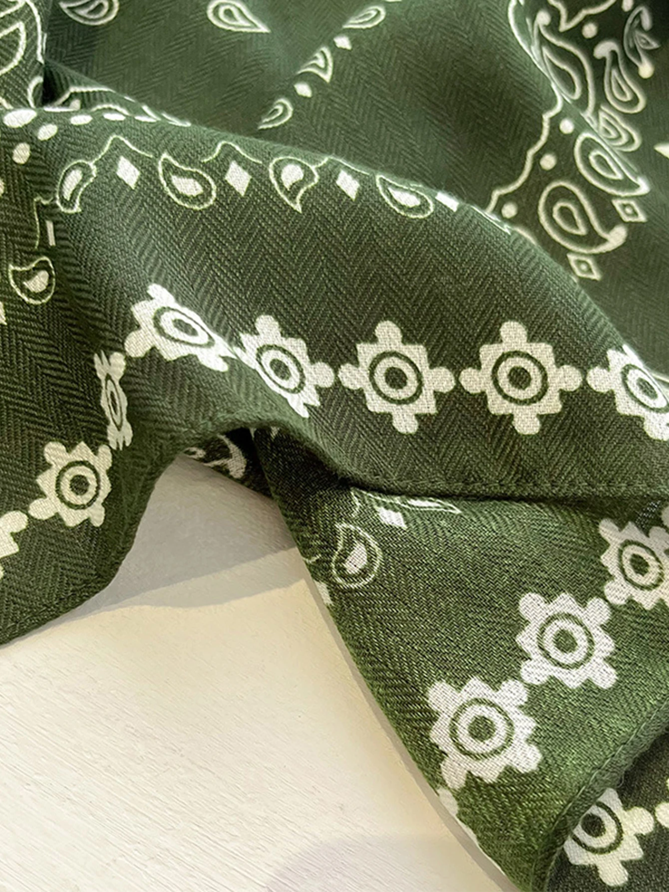 70 cm quadratischer Schal mit Cashew-Print für Damen, atmungsaktiv, Kunstseide, Bandana, luxuriöses weibliches Halstuch, modisches Hijab, Frühling/Sommer – Detail 5